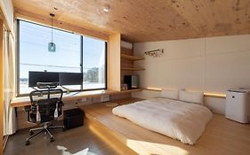 森deワーケなすっぽ 木の温もりとホテルライクな佇まい 森のバレルサウナ
